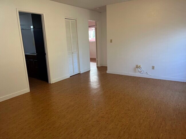 Living room view - 1926 Houghtailing St