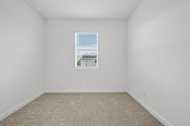 Building Photo - 307 SE Crossoak Ln