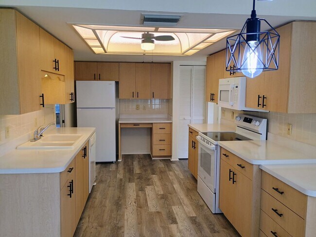 Building Photo - 2 bedroom 2 bathroom Large House for rent ...