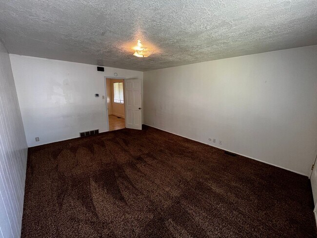 Building Photo - 568-574 E 200 S