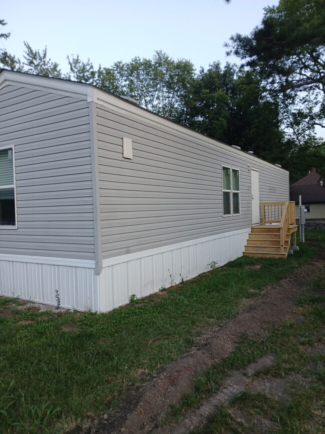 Building Photo - 920 E North St