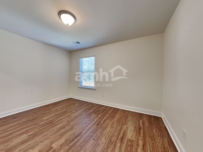 Building Photo - 509 W Lionel Rd