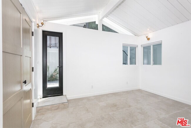 Building Photo - 16733 Oak View Dr