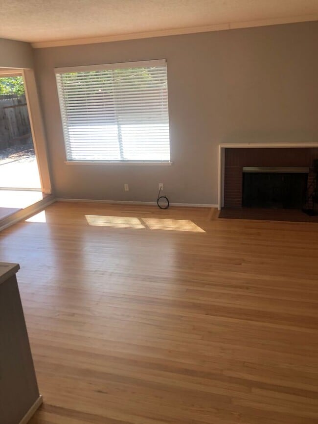 Building Photo - 3 bed 2 bath home for rent in SkyPark area Sacramento