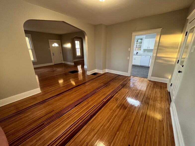 Building Photo - 14044 Strawn Rd