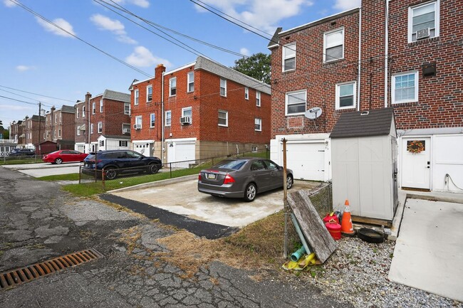 Building Photo - 3 Bedroom, 1 Bath Smart Fully Furnished To...