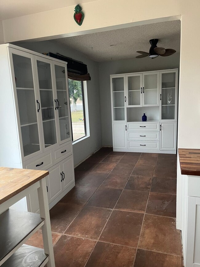 Building Photo - 680 Sunset Dr