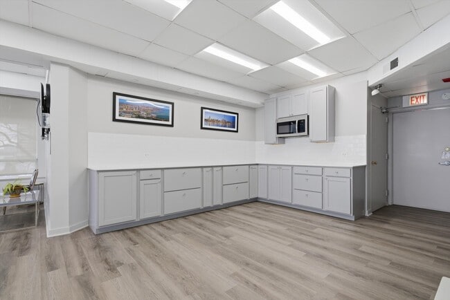 Building Photo - 6301 N Sheridan Rd