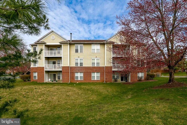 Building Photo - 8202 Blue Heron Dr