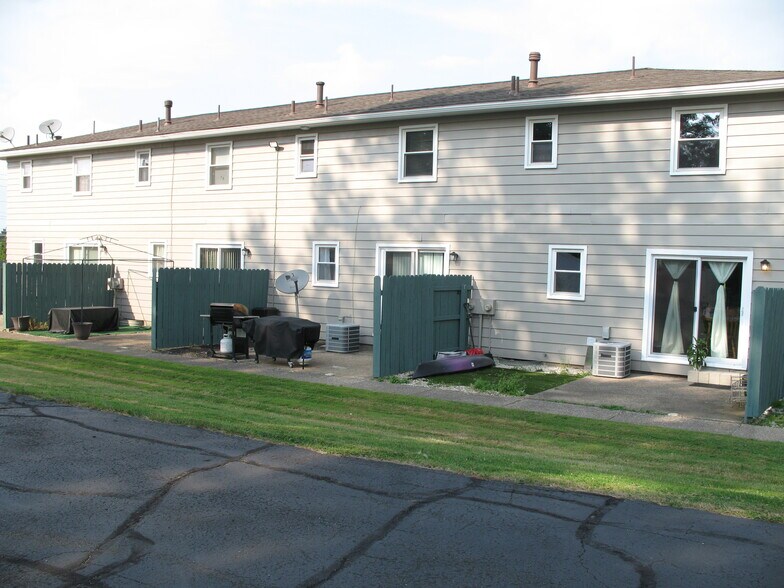 private patio areas - 2818 Burns Ave