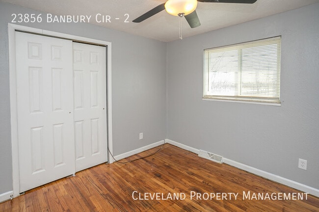 Building Photo - Updated 3 Bedroom Banbury Condo
