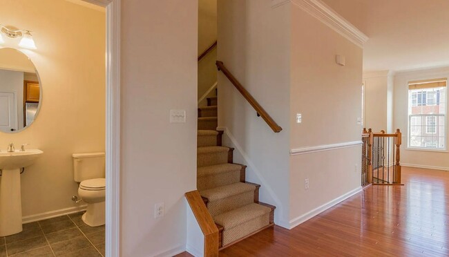 Building Photo - Stunning 3 Level, 3 Bed 3.5 Bath Townhome ...