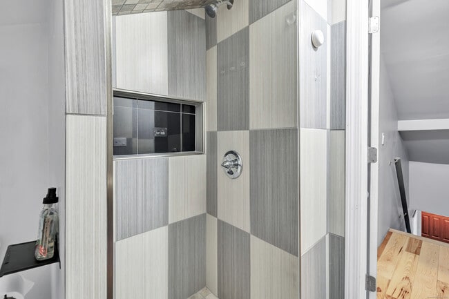 Building Photo - 18 Vose St