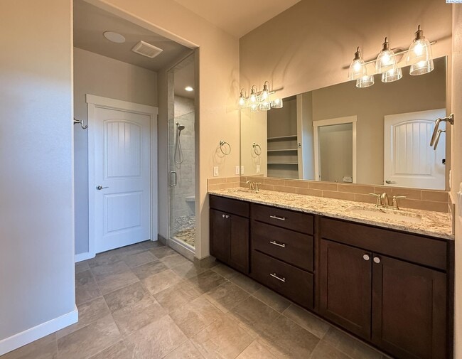 Building Photo - 4 Bed/2.5 Bath + an Office Home in Richland