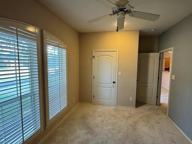 Building Photo - Comfy 3 bd/2 bth home in quiet neighborhood. Walk to the grocery store. 10 minutes to downtown. A...