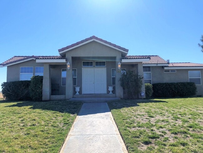 Building Photo - Coming Soon! Recently Remodeled Large Home!