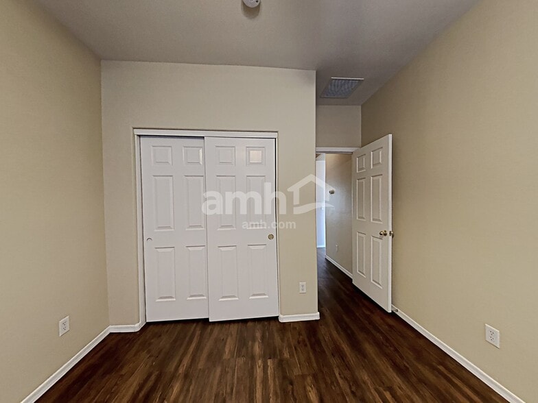 Building Photo - 5526 W Pecan Rd