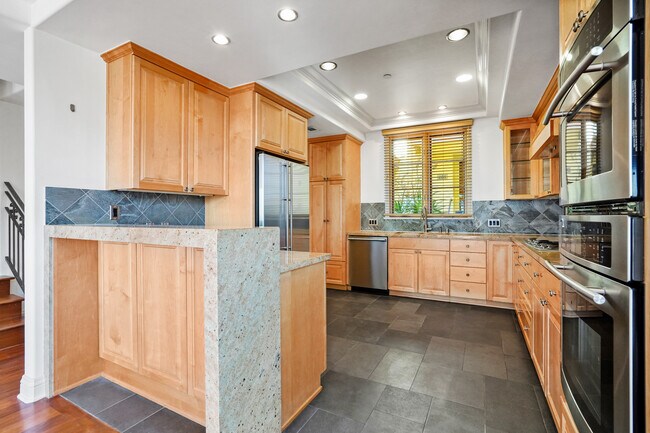 Building Photo - 985 N Michillinda Ave