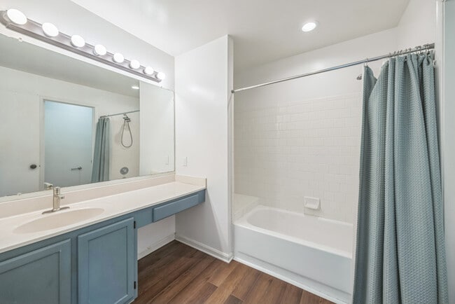 Building Photo - End Unit 3-Level Townhome in Millbrook Nei...