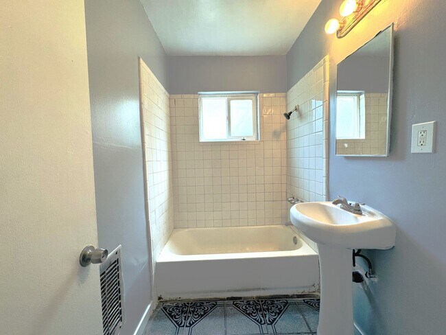 Building Photo - 1230 W 144th St