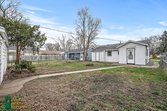 Building Photo - Recently Remodeled 2 Bedroom Home