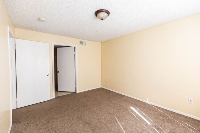 Building Photo - Two bedroom, two bathroom condo near 192 a...