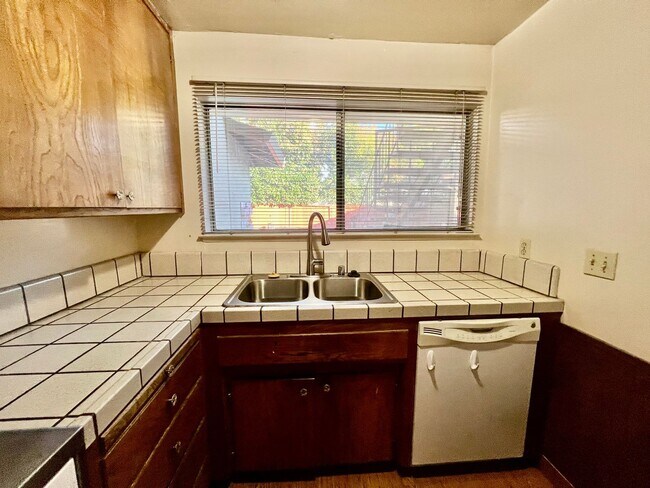 Building Photo - 651 Belladonna Ct