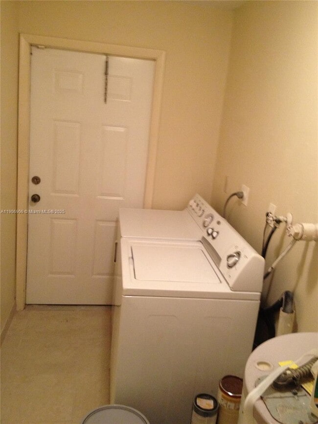 Building Photo - 4065 SW 51st St