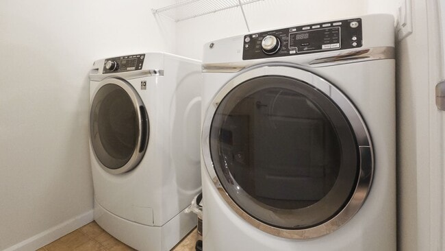 Building Photo - Beautiful, Light-Filled Home Bordering Protected Greenbelt