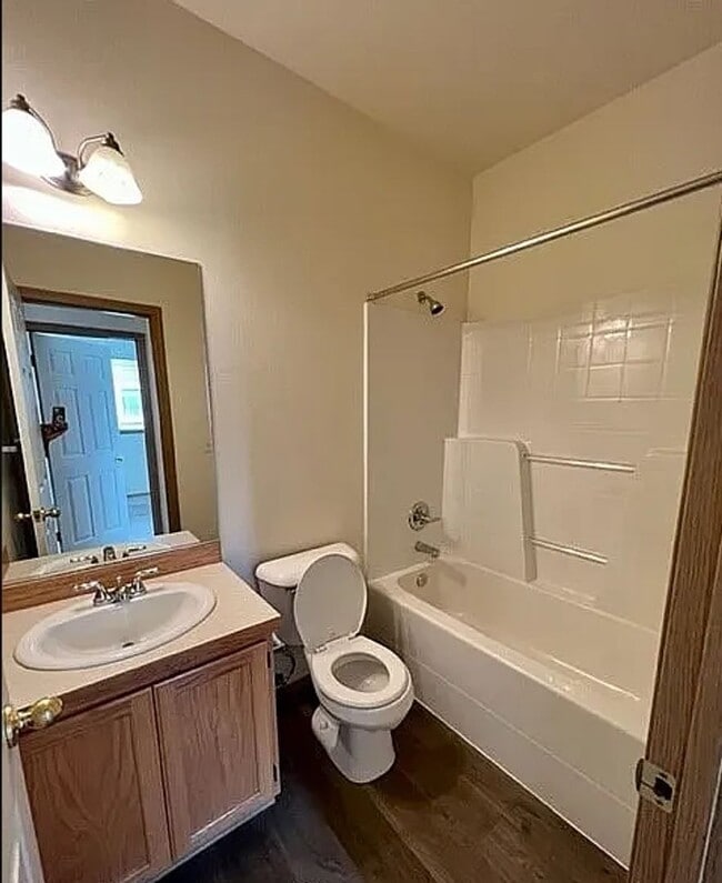 Building Photo - Spacious 3 Bedroom, 3 Bath End-Unit Condo – Parkview Village, Lynnwood