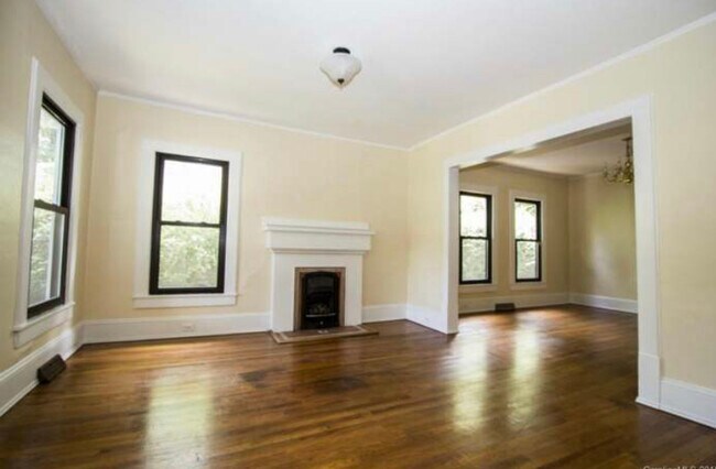 Building Photo - 235 Maple St