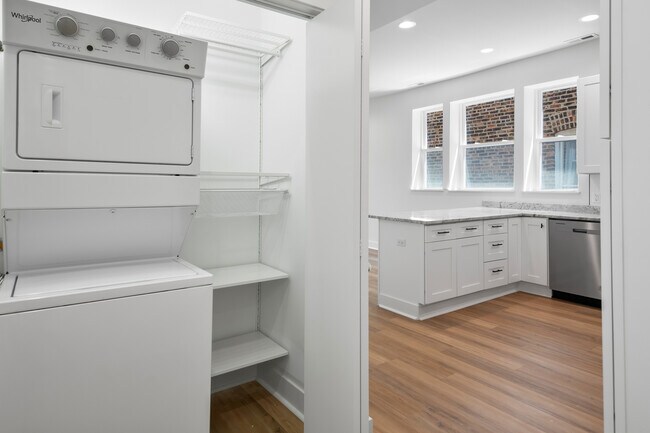 Building Photo - 824 N Maplewood Ave