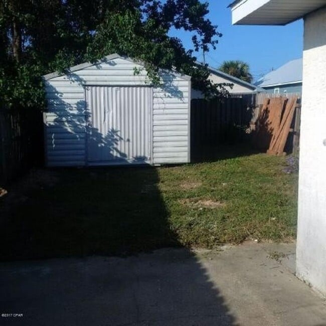 Building Photo - 2 bedroom 2 bath duplex, walking distance ...