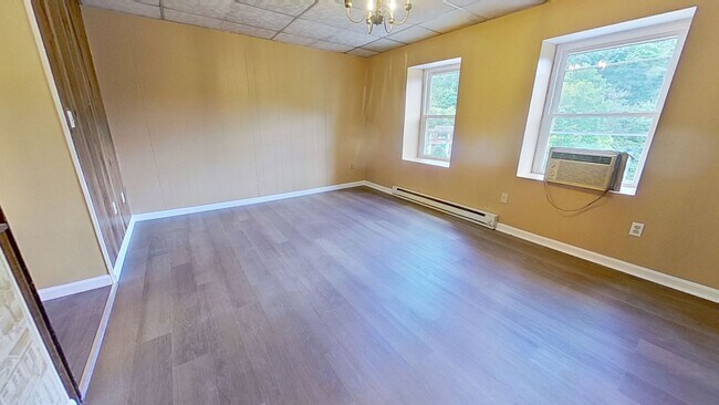 Building Photo - 2nd floor Apartment
