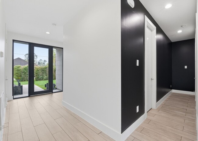 Building Photo - 1530 Primrose St