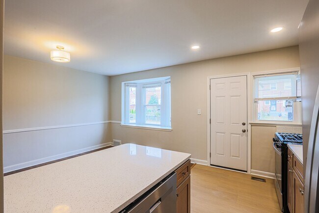 Building Photo - 3 BR 1-1/2 Baths MUST SEE- ACCEPTING HOSUING VOUCHERS!