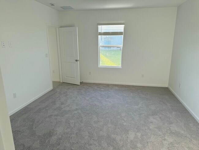 Building Photo - 673 Carlyle Way