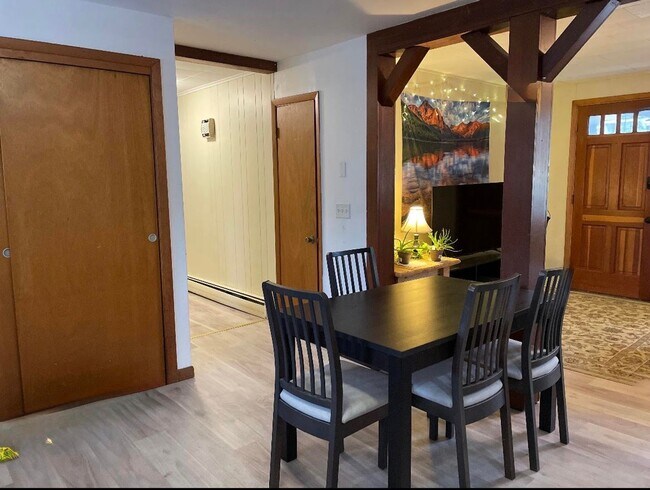 Building Photo - 203 Maple St