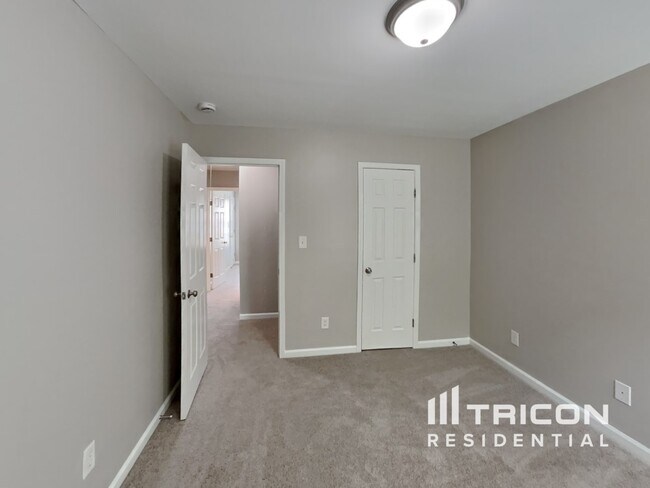 Building Photo - 2801 Varnish Pl