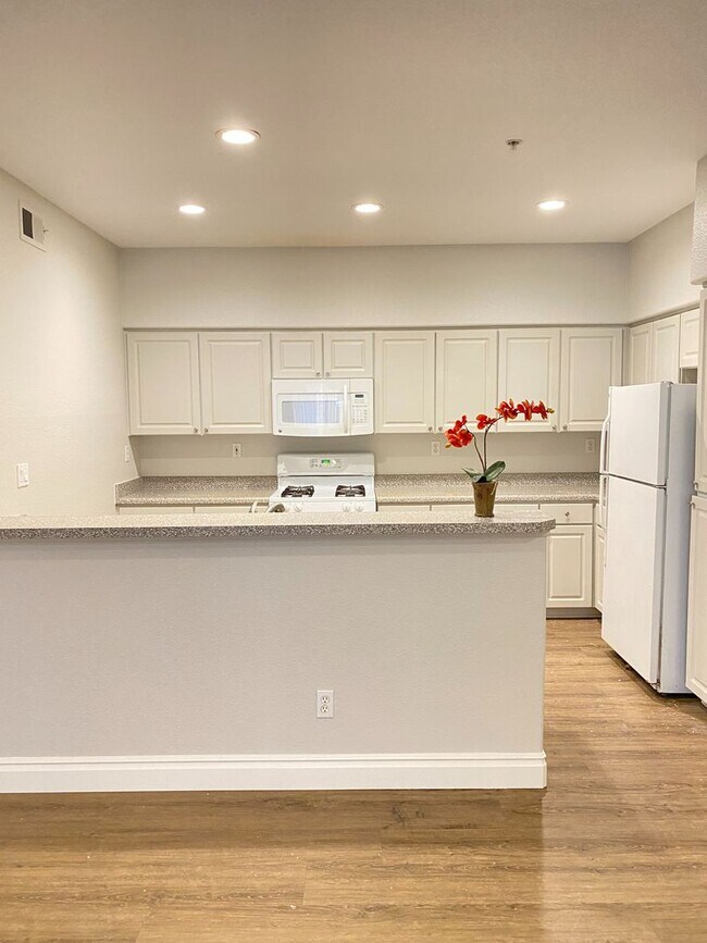 Building Photo - Great first floor corner unit!!
