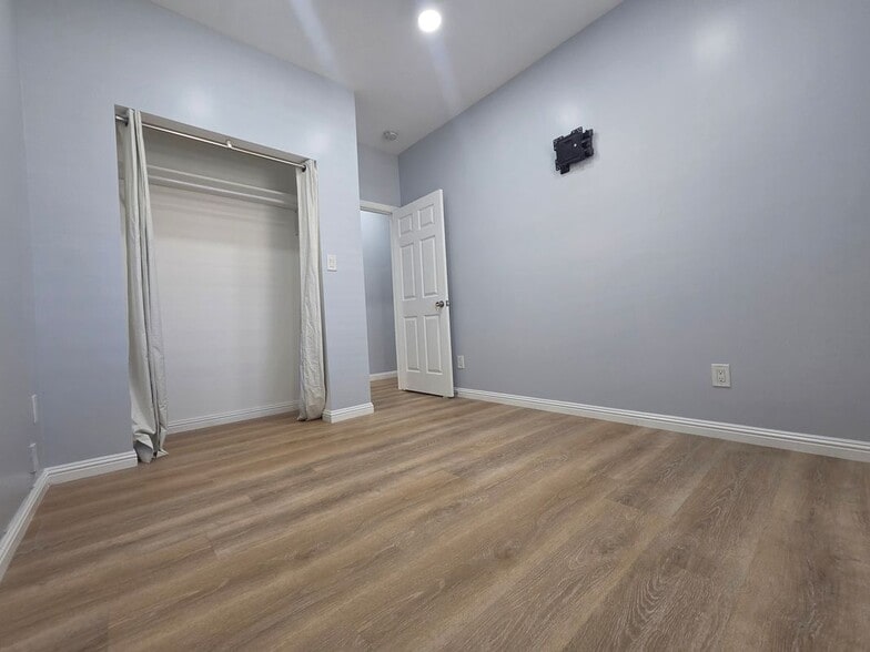 Building Photo - 1715 W 64th St