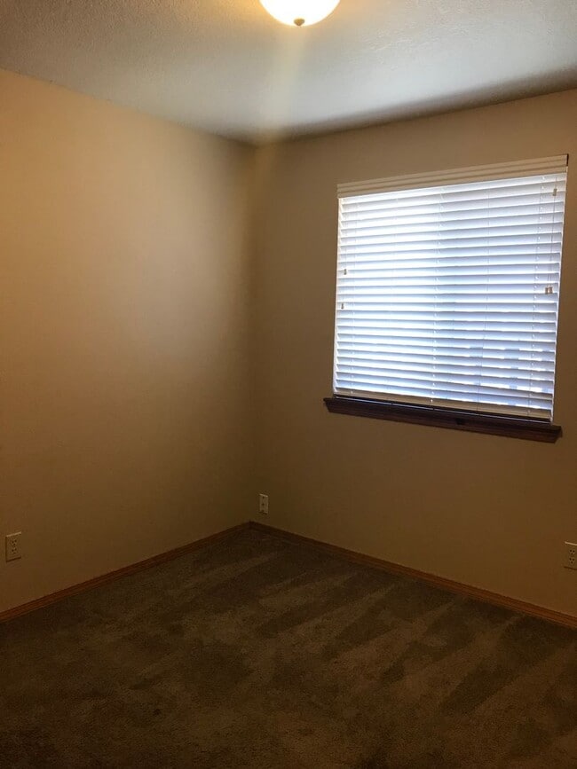 Building Photo - Single level home in NE Bend with huge yard!