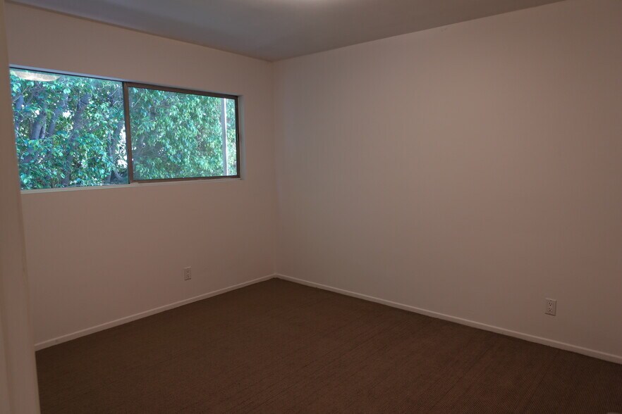 Building Photo - 546 N Flores St