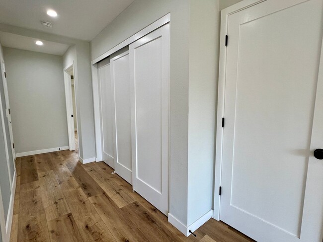 Building Photo - Beautiful, Modern, Upgraded 3 Bedroom 3 Ba...