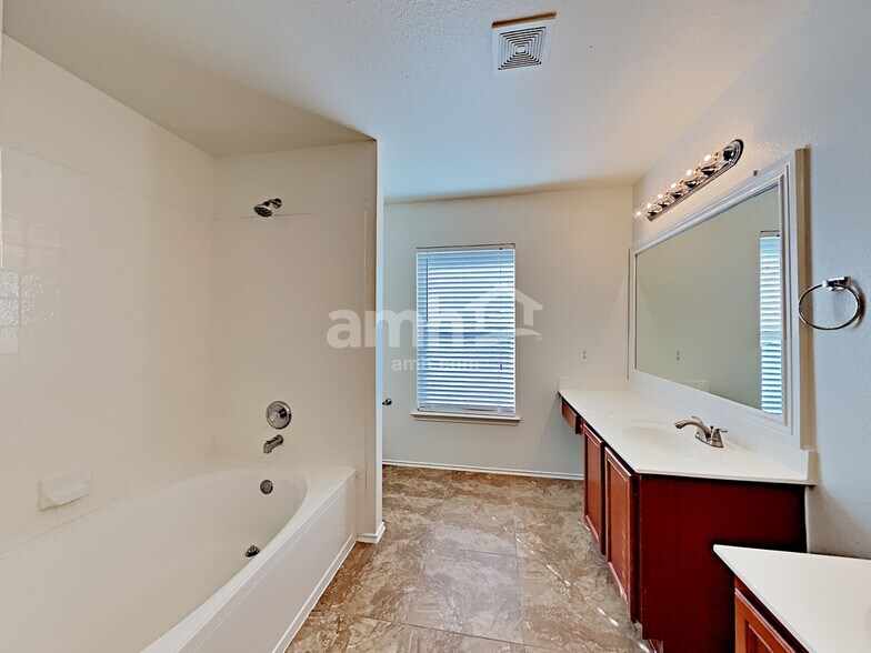 Building Photo - 742 Pinafore St