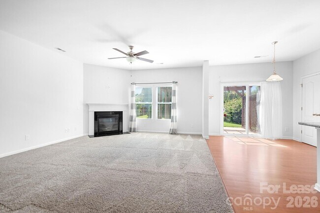 Building Photo - 2059 Blue Iris Dr