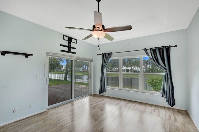 Building Photo - Amazing 4 Bedroom, 3 Bath home plus large 21'x11' loft located in Parkland Isles!