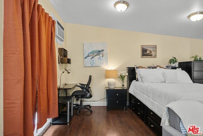 Building Photo - 7659 Lindley Ave