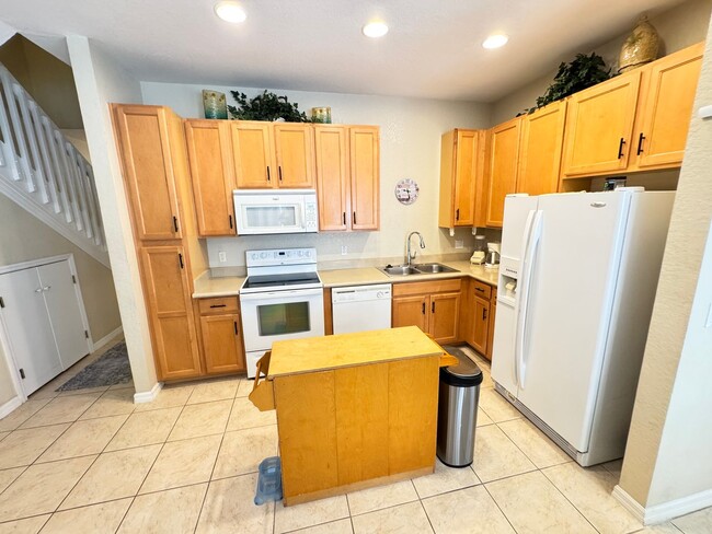 Building Photo - Fully Furnished 5-Bed End-Unit Townhome with Hot Tub in Gated Coral Cay! WASHER & DRYER INCLUDED!