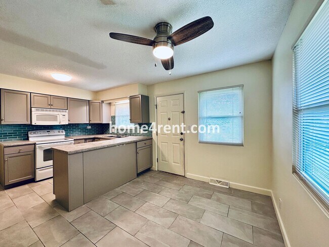 Building Photo - Olathe Duplex w/ Wood Floors, Finished Basement, and a Fenced Yard!